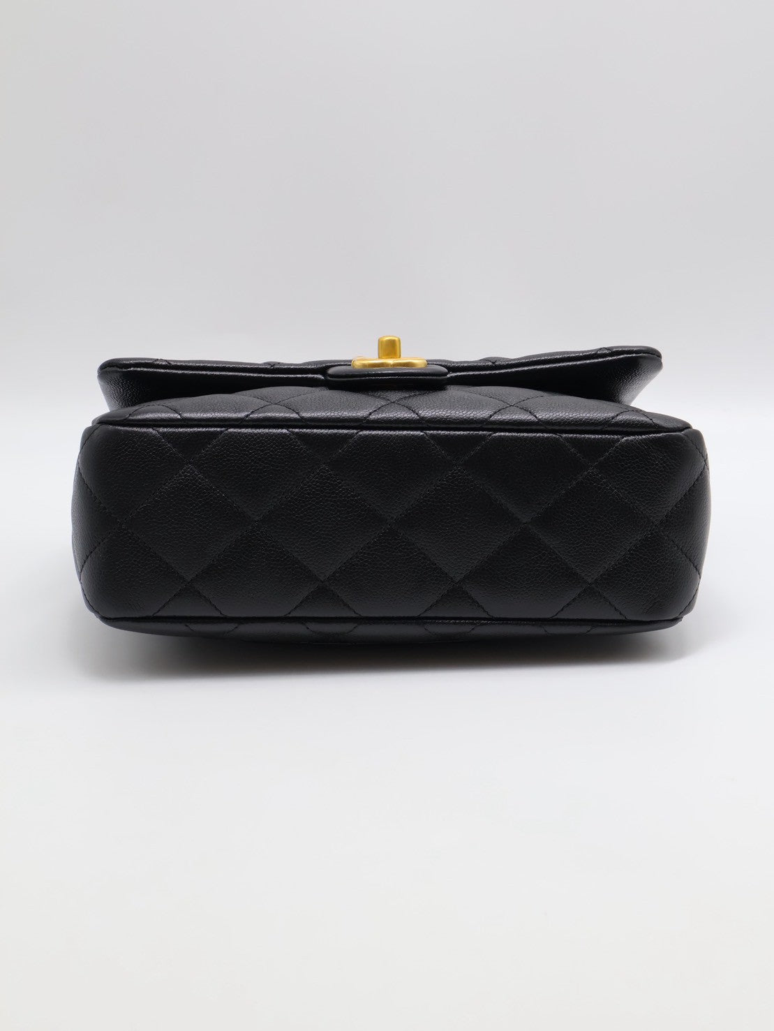 CHANEL 愛心調節釦口蓋包 24 - 黑金