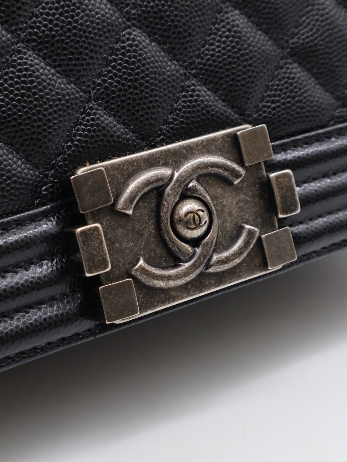 CHANEL Boy25 粒面牛皮口蓋包 - 黑銀26開