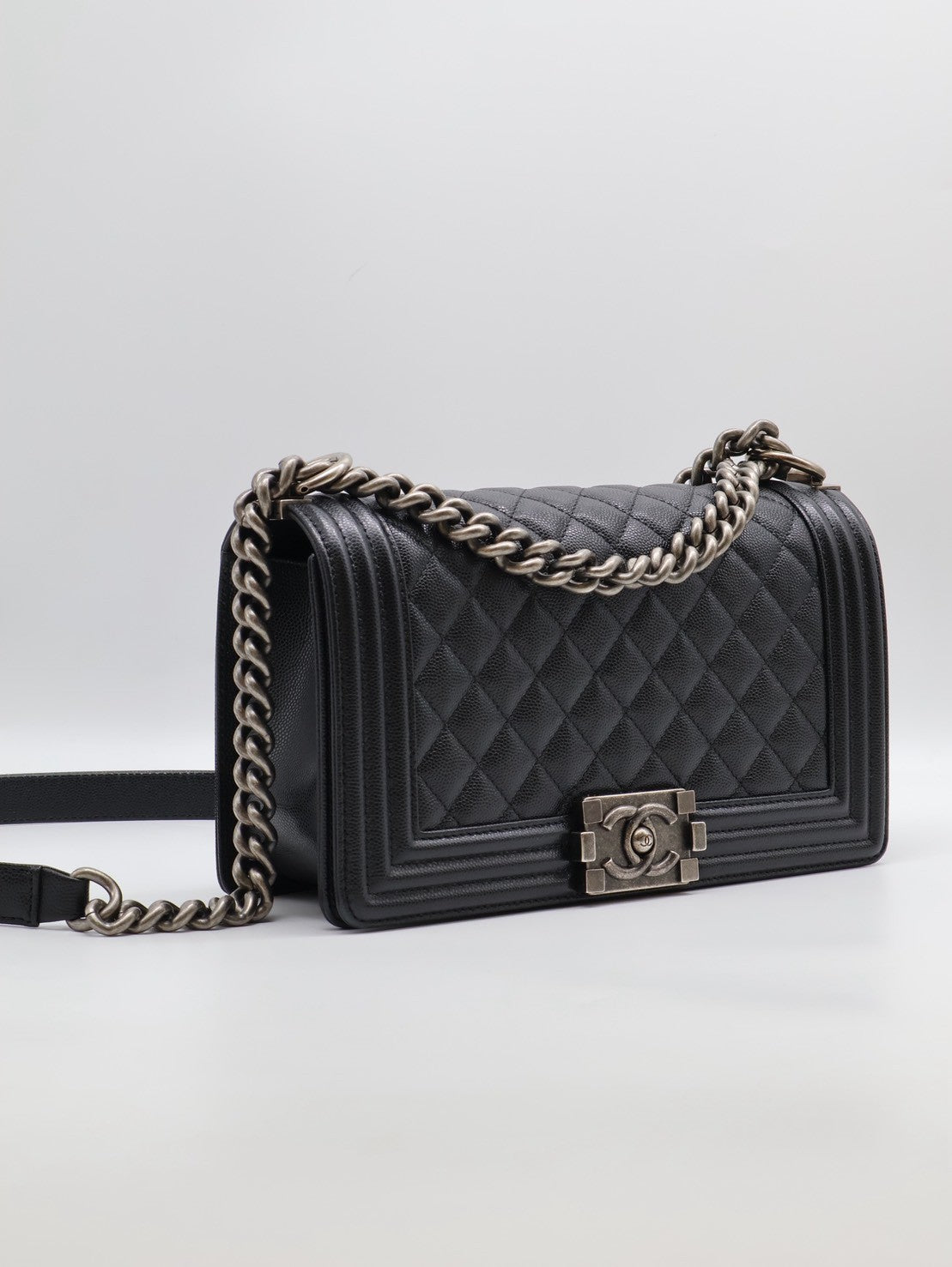 CHANEL Boy25 粒面牛皮口蓋包 - 黑銀26開