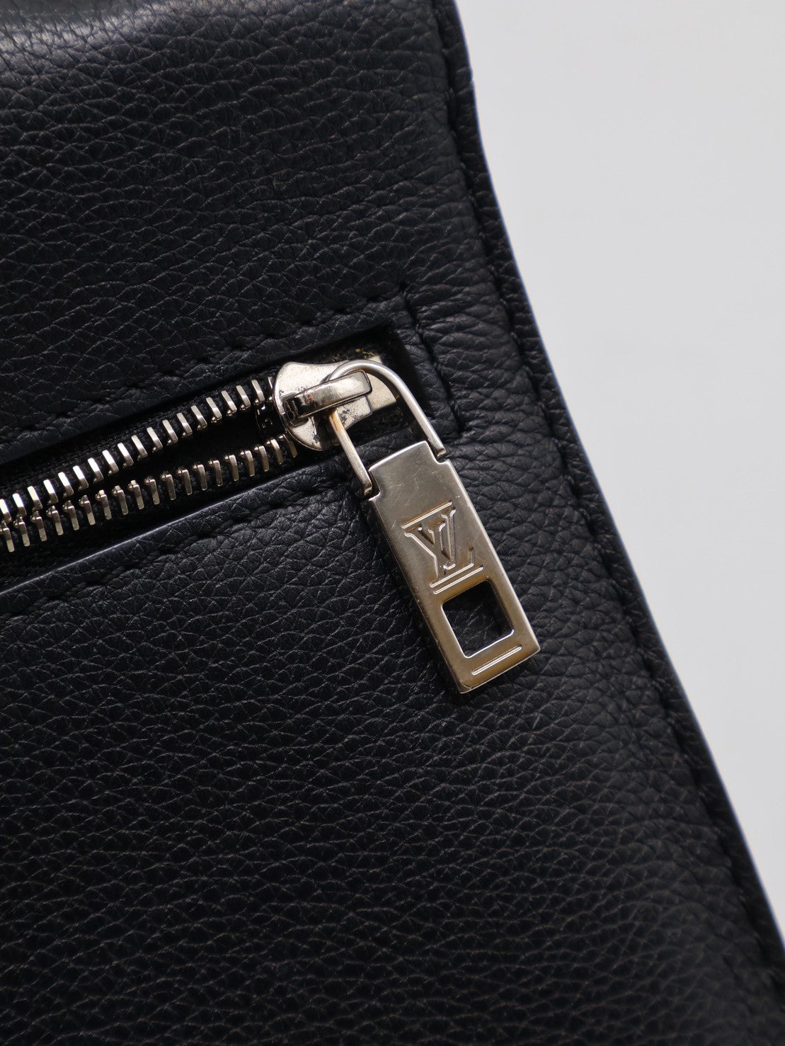 LOUIS VUITTON My Lock Me斜背包 - 黑銀