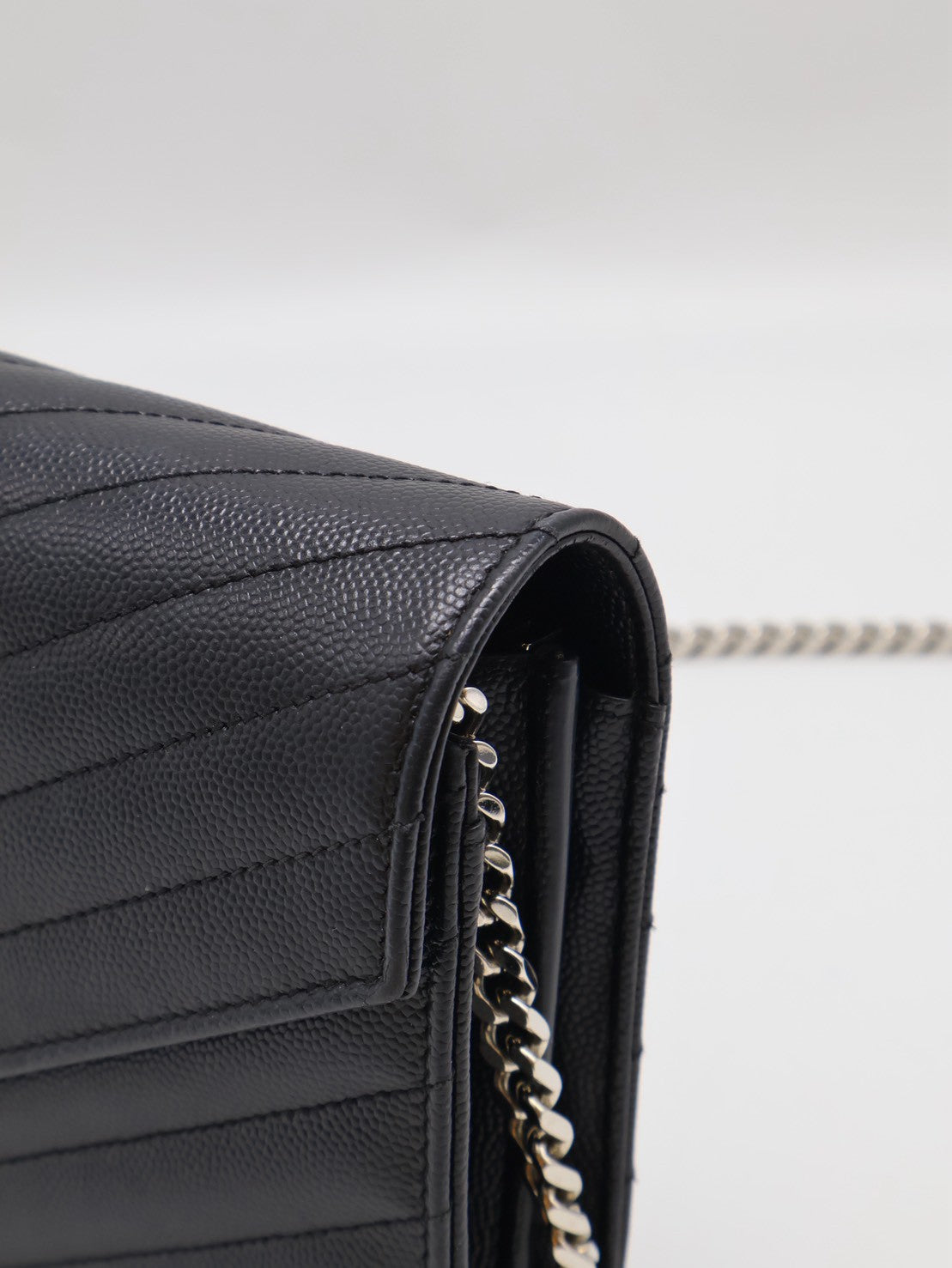 YSL 經典V紋粒面牛皮WOC - 22 黑銀