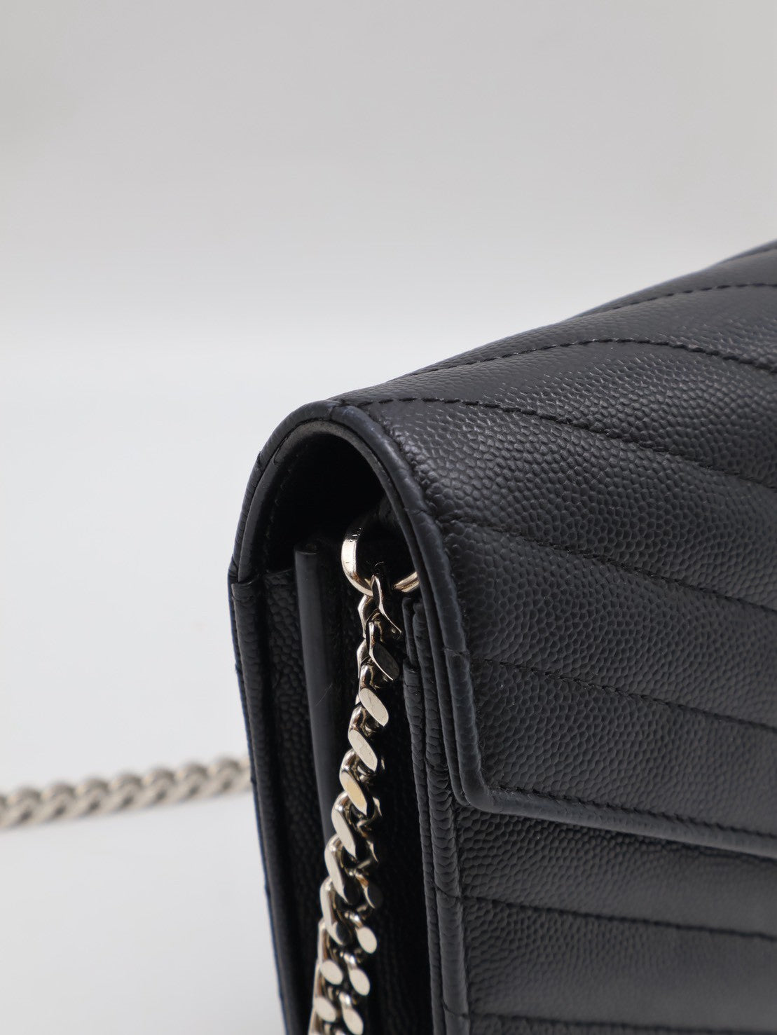 YSL 經典V紋粒面牛皮WOC - 22 黑銀