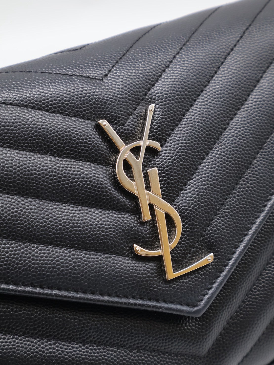 YSL 經典V紋粒面牛皮WOC - 22 黑銀