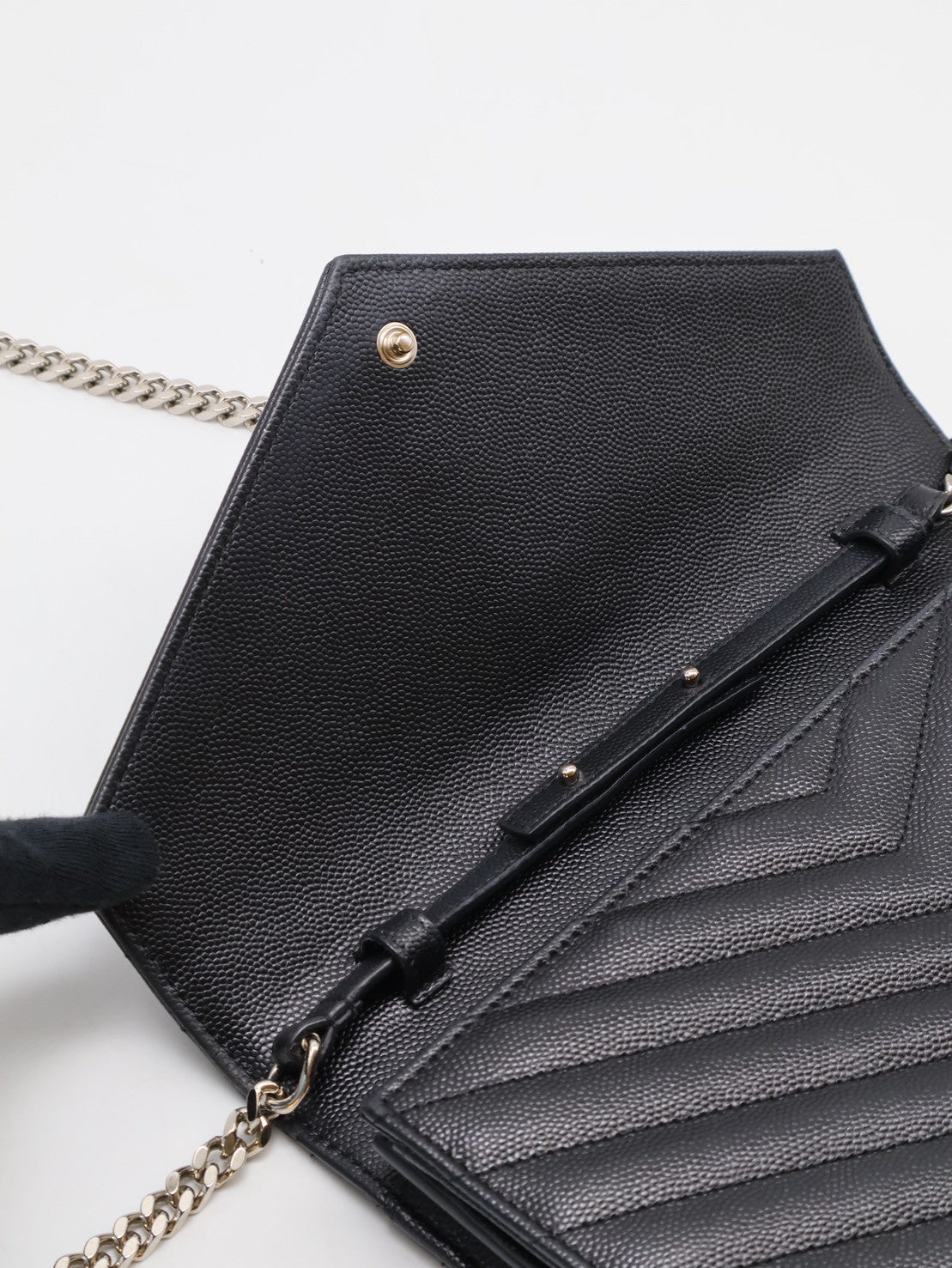 YSL 經典V紋粒面牛皮WOC - 22 黑銀