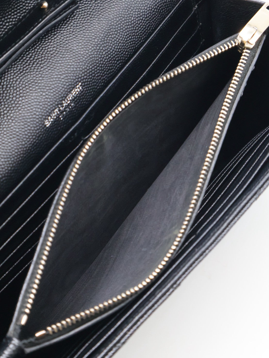 YSL 經典V紋粒面牛皮WOC - 22 黑銀