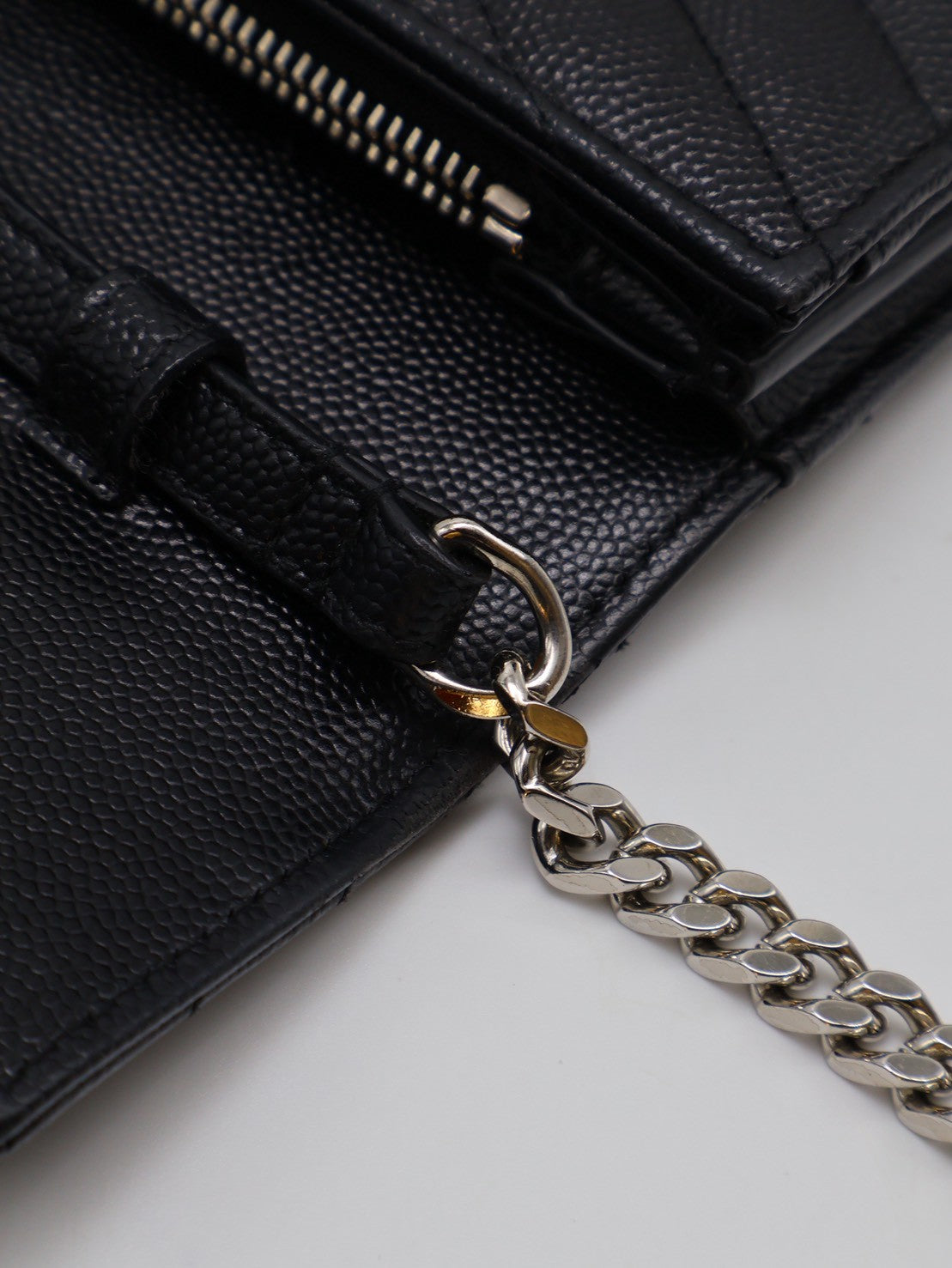YSL 經典V紋粒面牛皮WOC - 22 黑銀