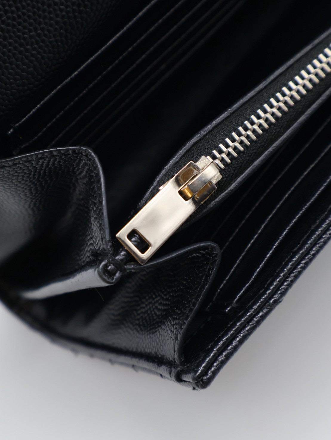 YSL 經典V紋粒面牛皮WOC - 22 黑銀
