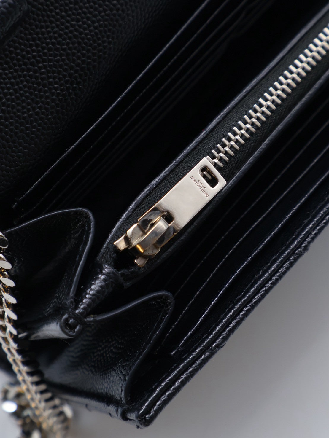 YSL 經典V紋粒面牛皮WOC - 22 黑銀