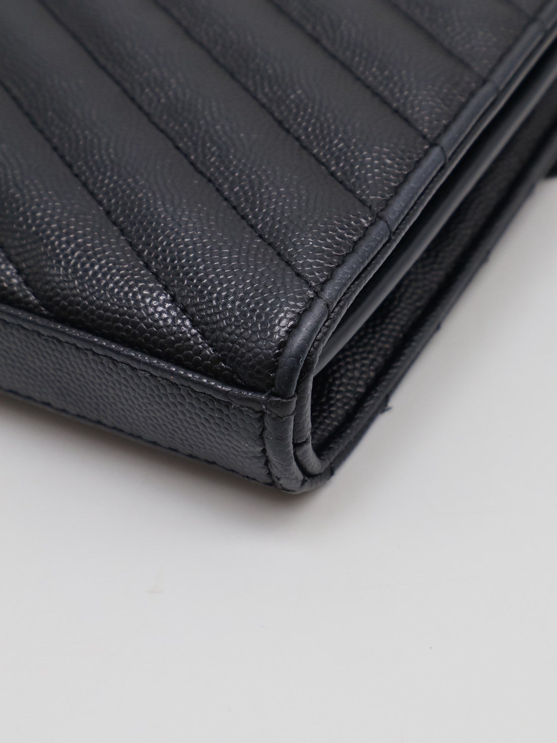 YSL 經典V紋粒面牛皮WOC - 22 黑銀