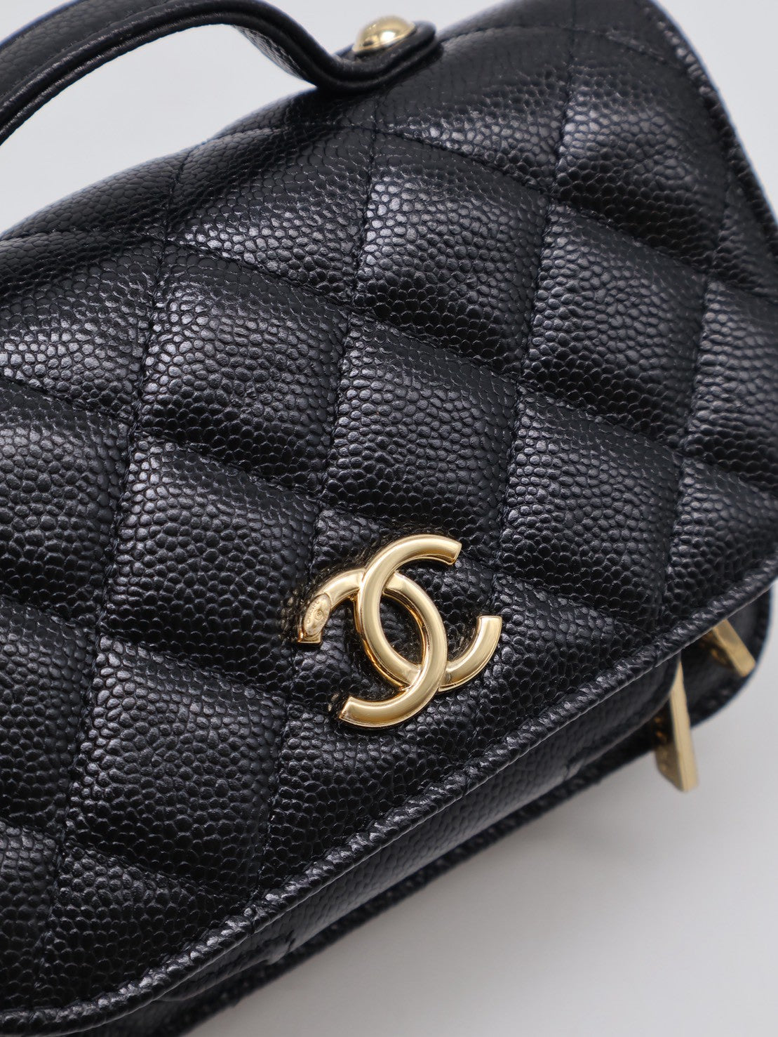 CHANEL 粒面牛皮郵差包 - Mini黑金
