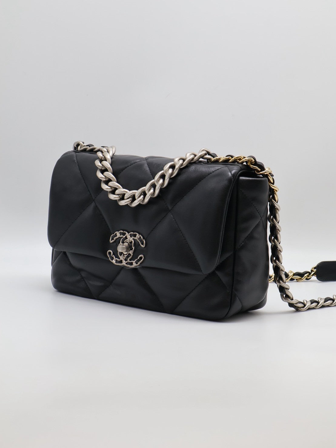 CHANEL 19 Bag 菱格紋羊皮手提肩背包 26 - 黑銀