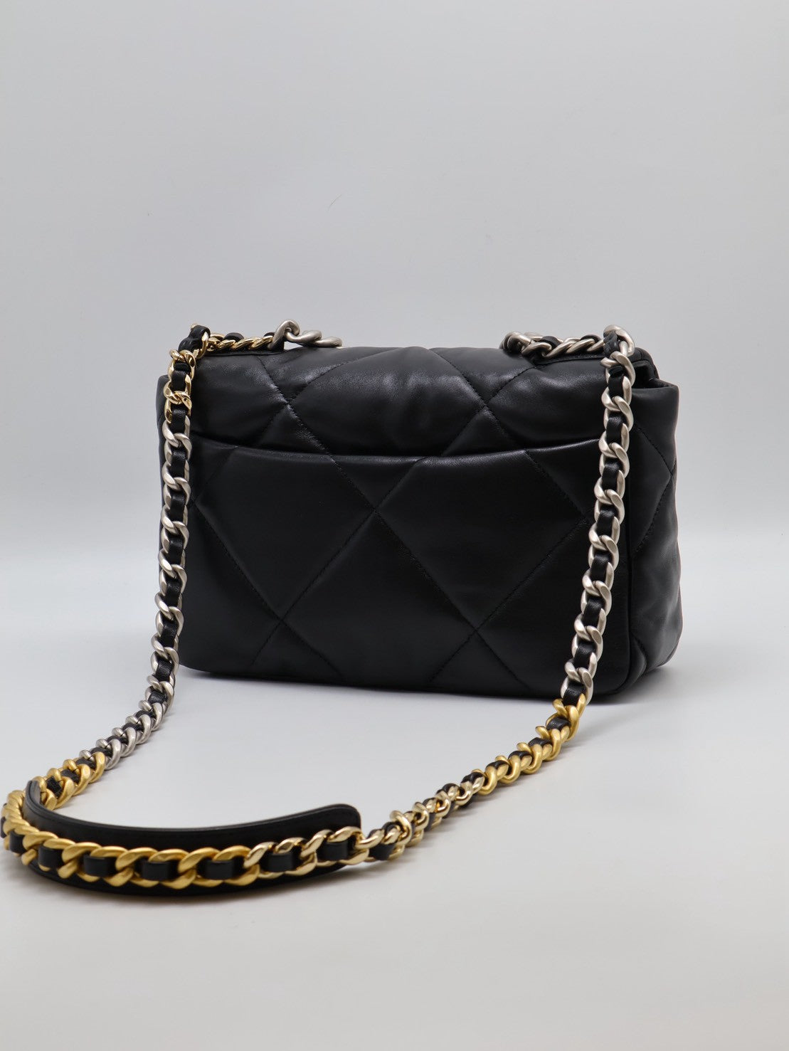 CHANEL 19 Bag 菱格紋羊皮手提肩背包 26 - 黑銀