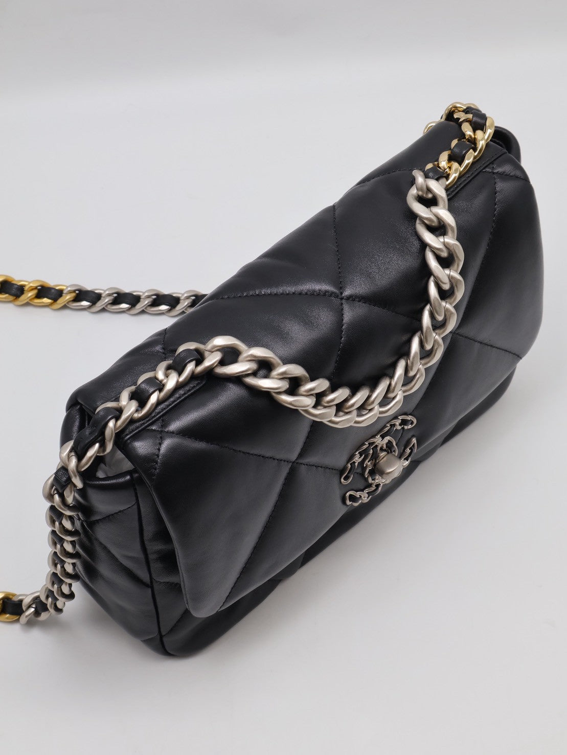 CHANEL 19 Bag 菱格紋羊皮手提肩背包 26 - 黑銀