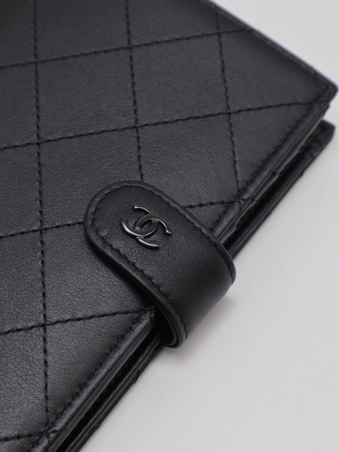 CHANEL 25C雙折護照夾中型錢包 - So Black