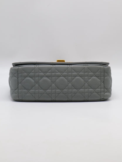 DIOR Caro藤格紋斜背包 - 中號灰金