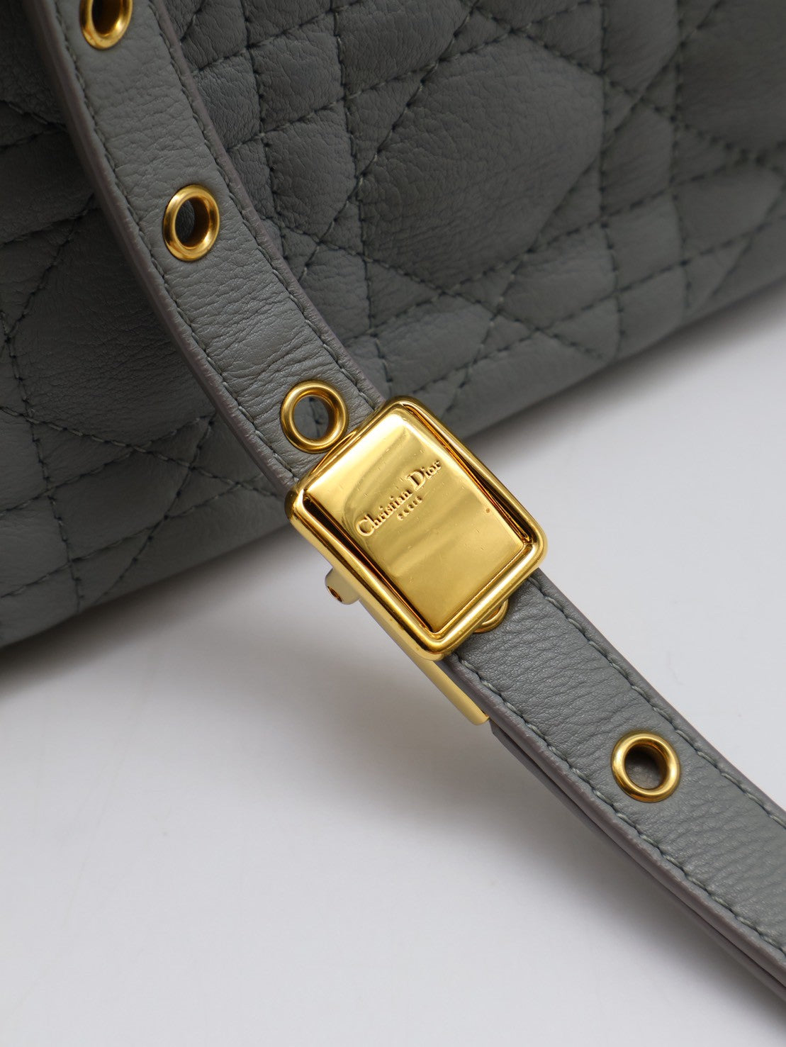 DIOR Caro藤格紋斜背包 - 中號灰金