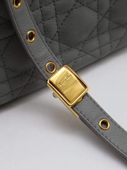 DIOR Caro藤格紋斜背包 - 中號灰金