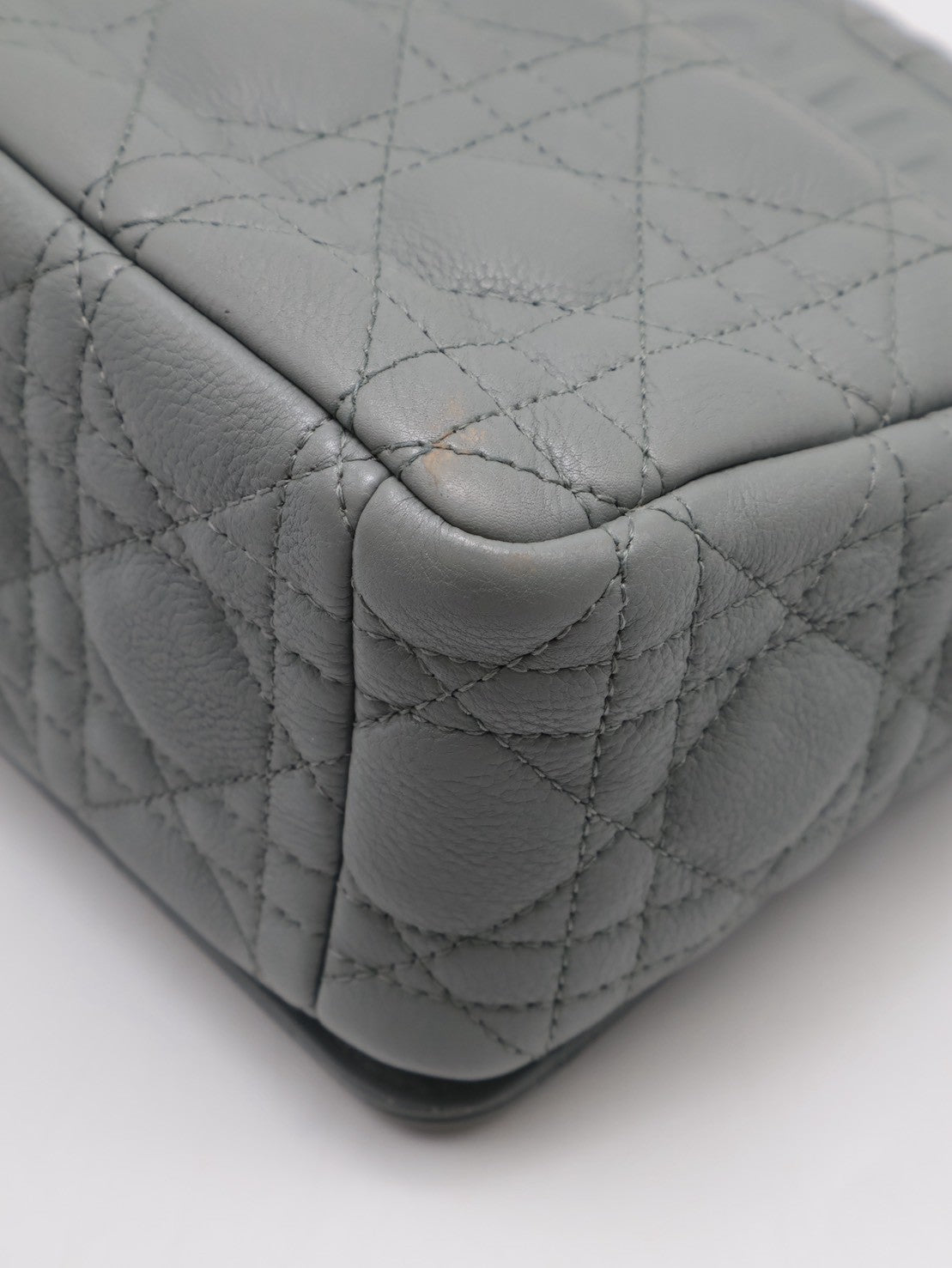 DIOR Caro藤格紋斜背包 - 中號灰金