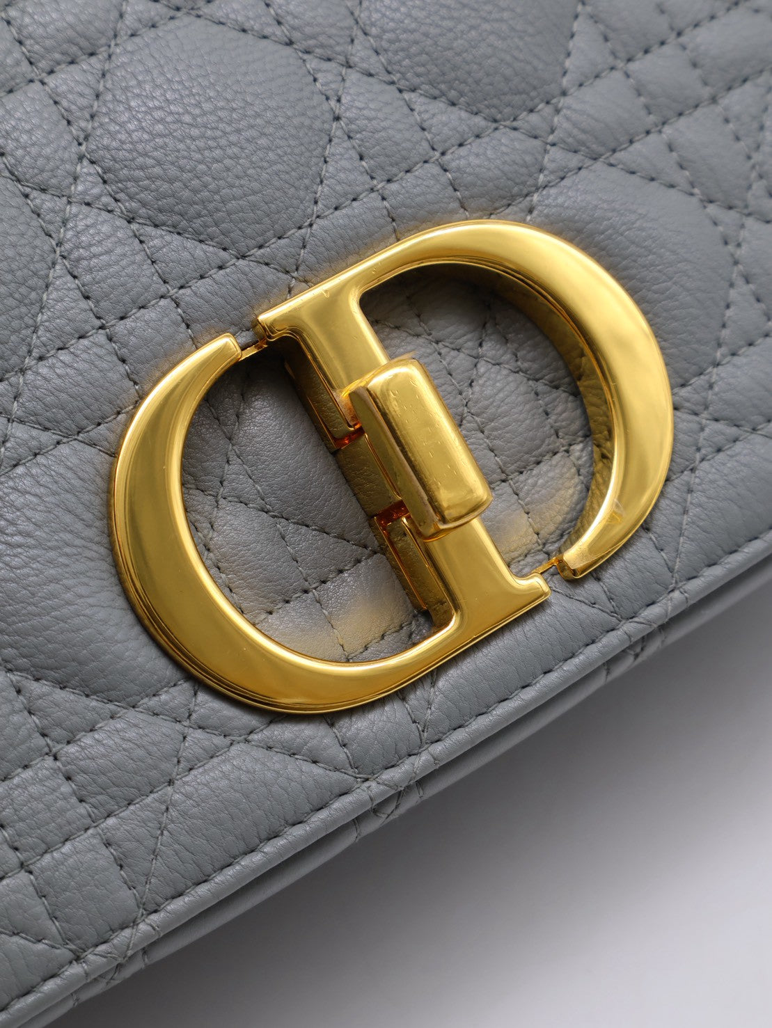 DIOR Caro藤格紋斜背包 - 中號灰金
