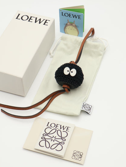 LOEWE X 神隱少女聯名系列煤炭精靈吊飾