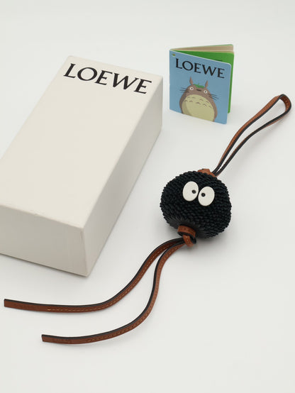 LOEWE X 神隱少女聯名系列煤炭精靈吊飾
