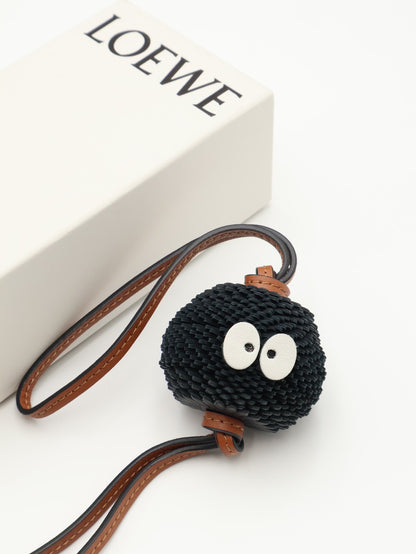 LOEWE X 神隱少女聯名系列煤炭精靈吊飾
