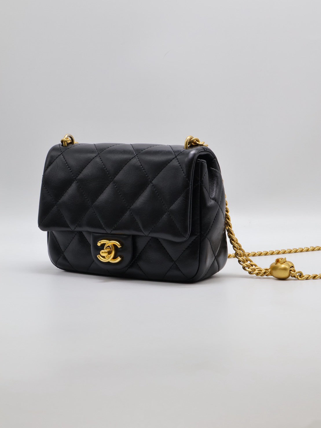 CHANEL 愛心調節釦口蓋包 20 - 羊皮黑金