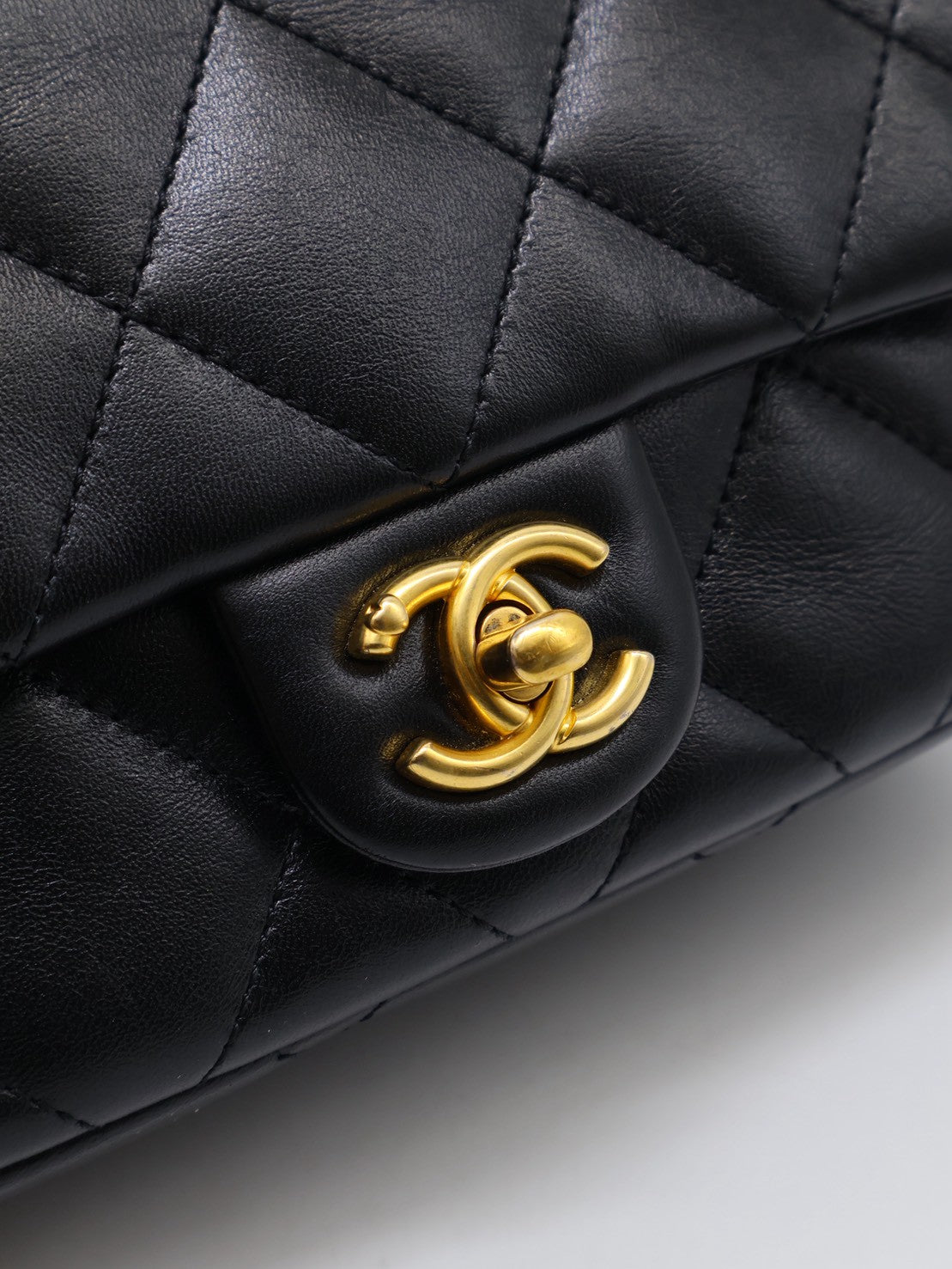 CHANEL 愛心調節釦口蓋包 20 - 羊皮黑金