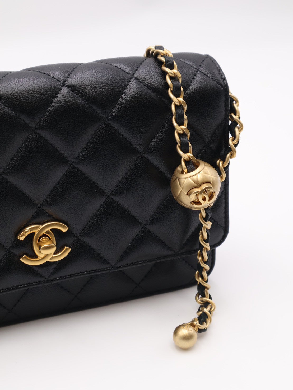 CHANEL 經典羊皮WOC - 金球黑金