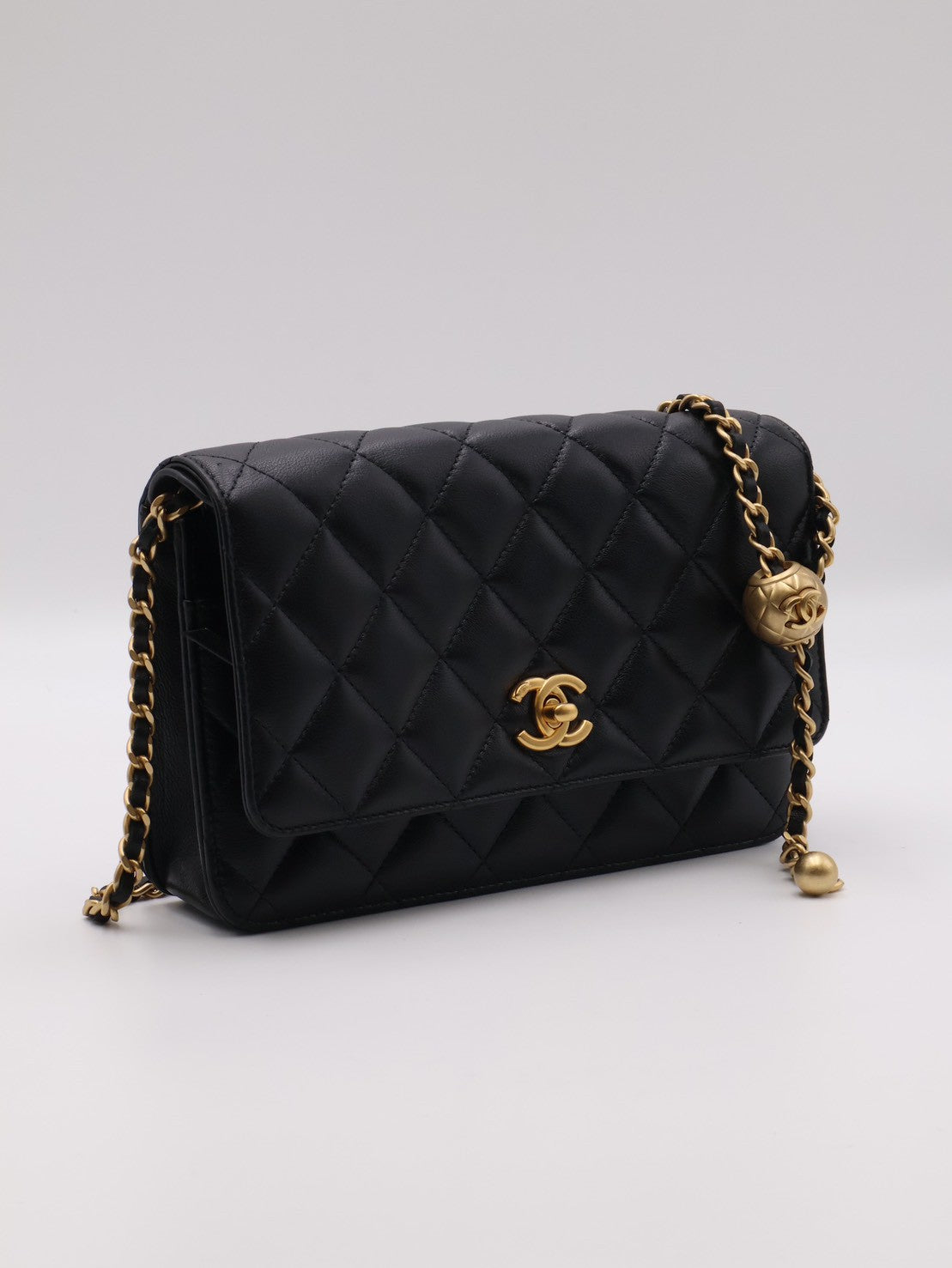 CHANEL 經典羊皮WOC - 金球黑金