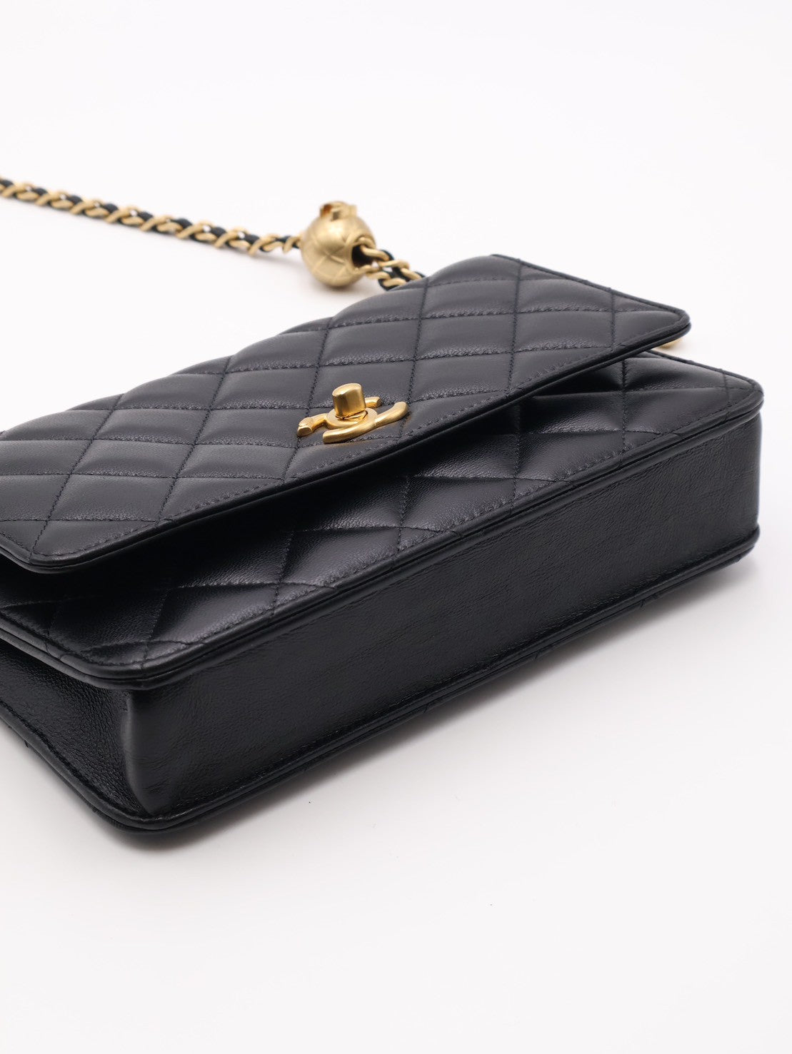 CHANEL 經典羊皮WOC - 金球黑金