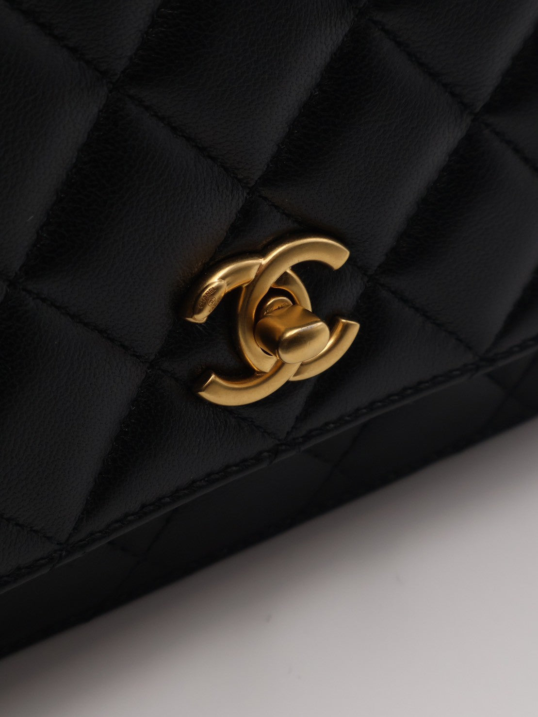 CHANEL 經典羊皮WOC - 金球黑金