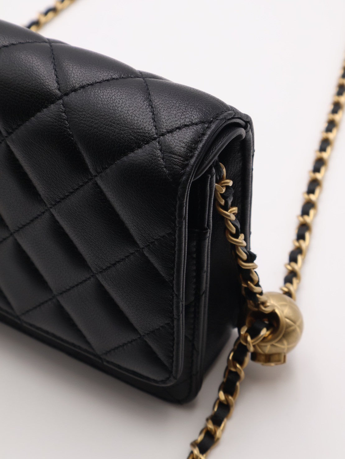 CHANEL 經典羊皮WOC - 金球黑金