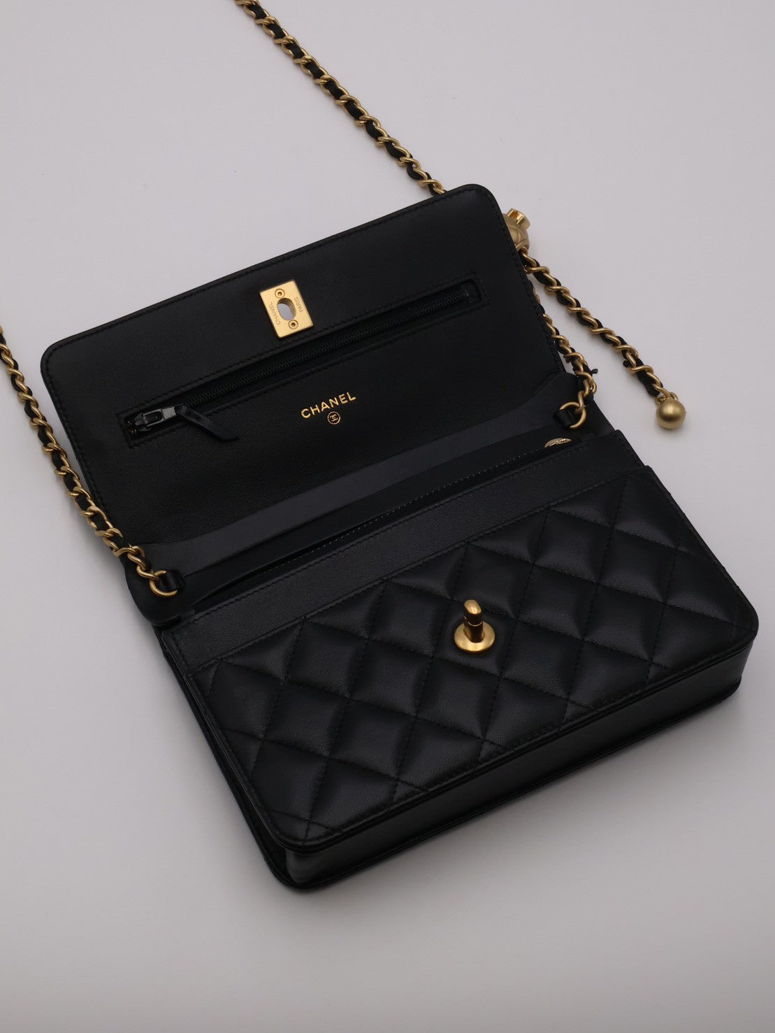 CHANEL 經典羊皮WOC - 金球黑金