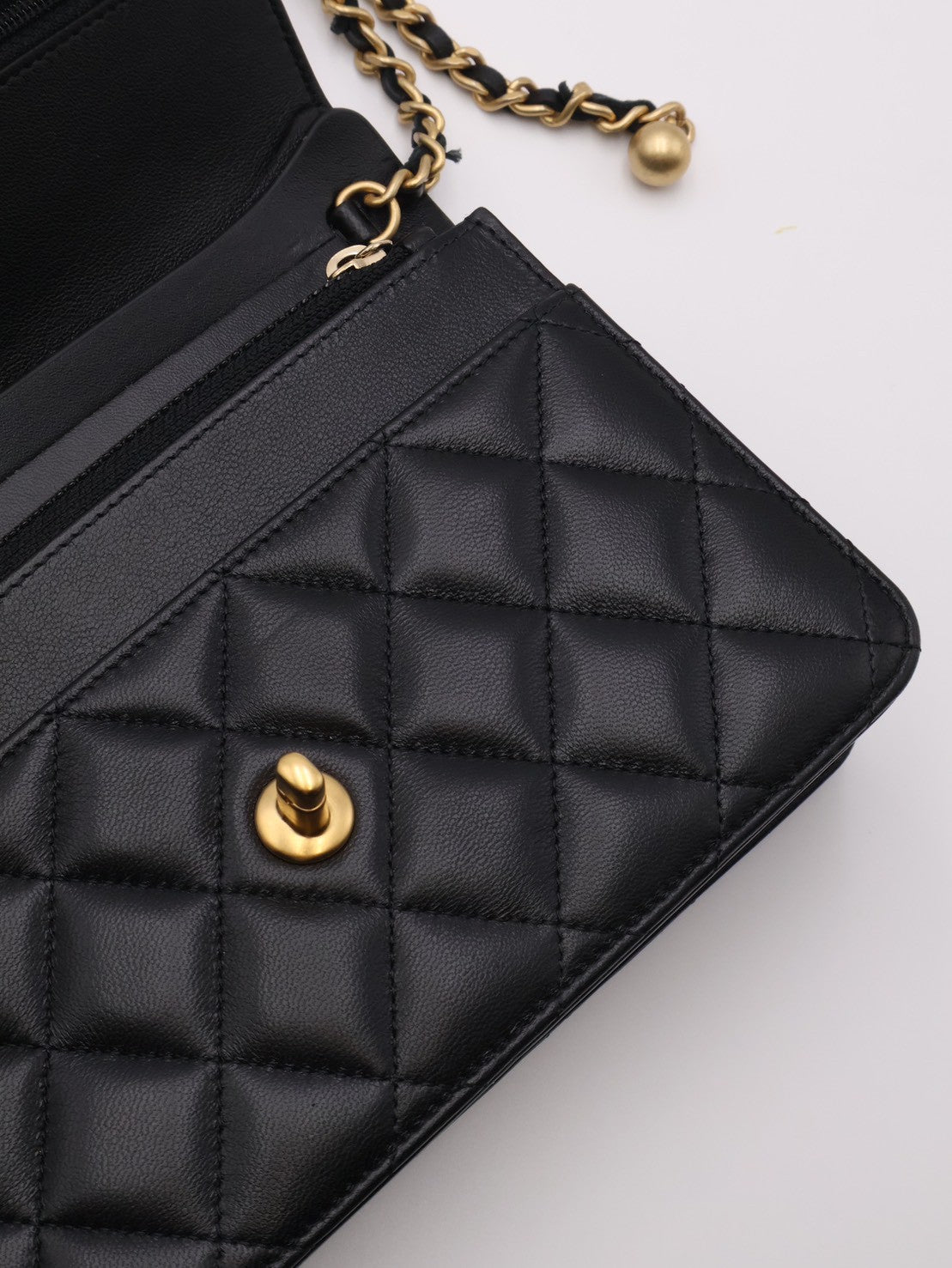 CHANEL 經典羊皮WOC - 金球黑金
