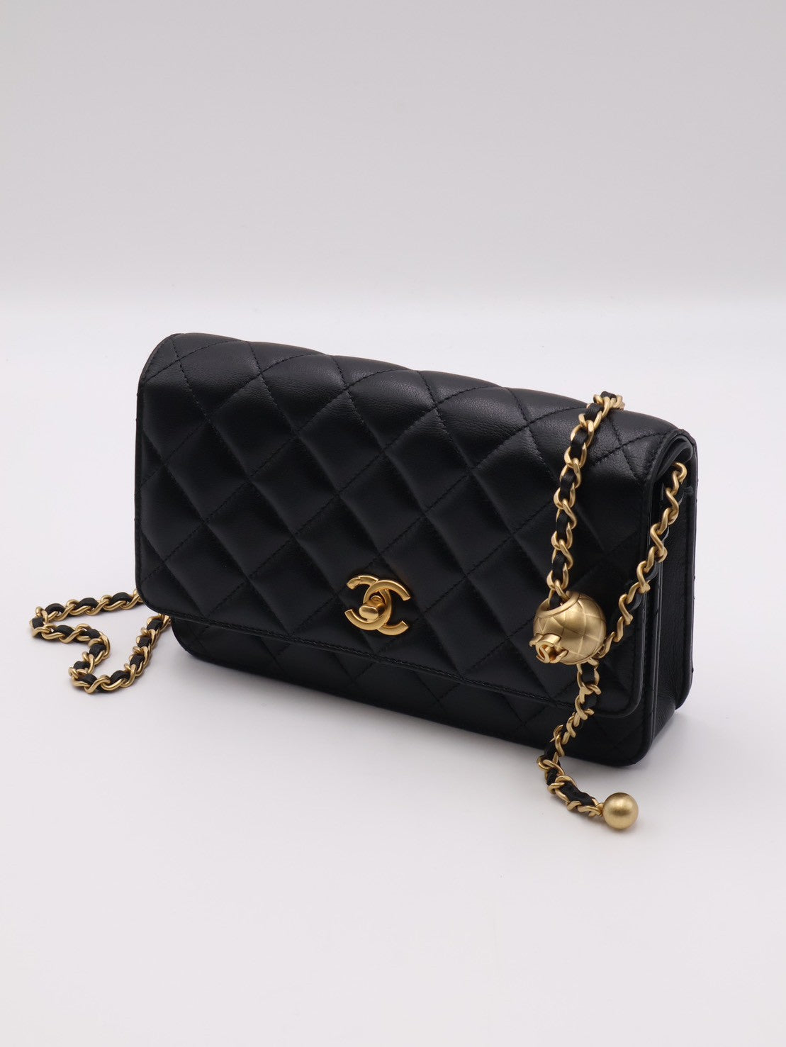 CHANEL 經典羊皮WOC - 金球黑金