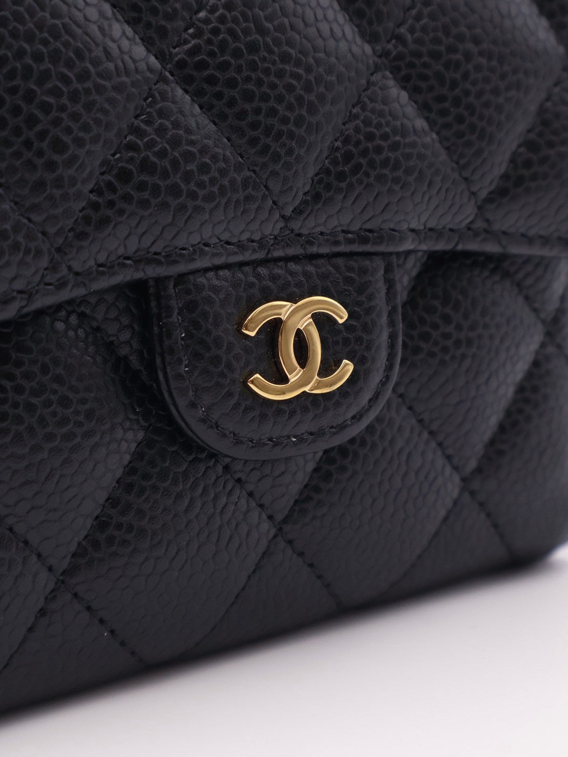 CHANEL 經典口蓋三折短夾 - 黑金