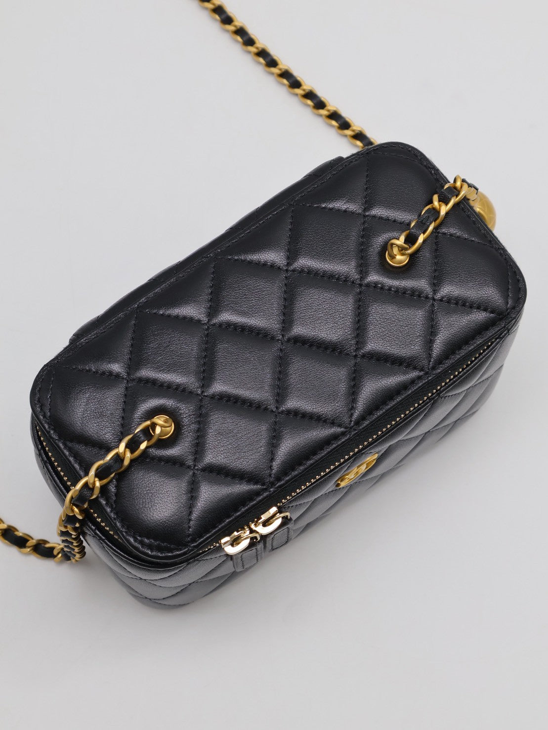 CHANEL 金球羊皮長盒子 - 黑金
