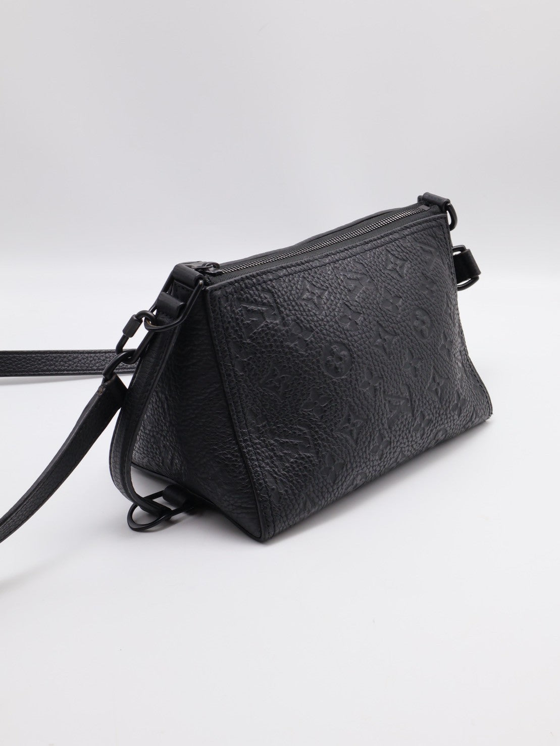 LOUIS VUITTON Triangle 壓紋牛皮郵差包 - 黑