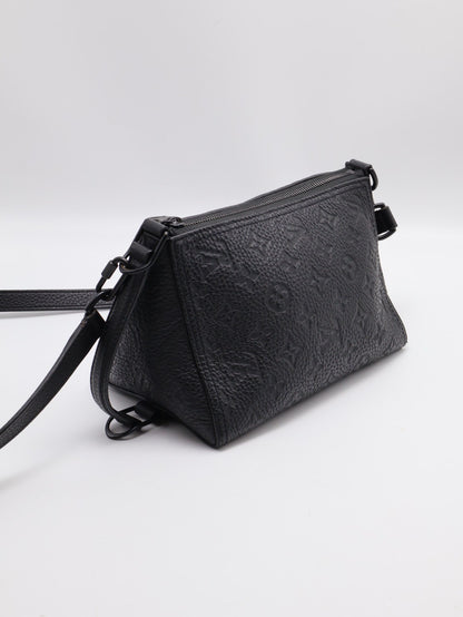 LOUIS VUITTON Triangle 壓紋牛皮郵差包 - 黑