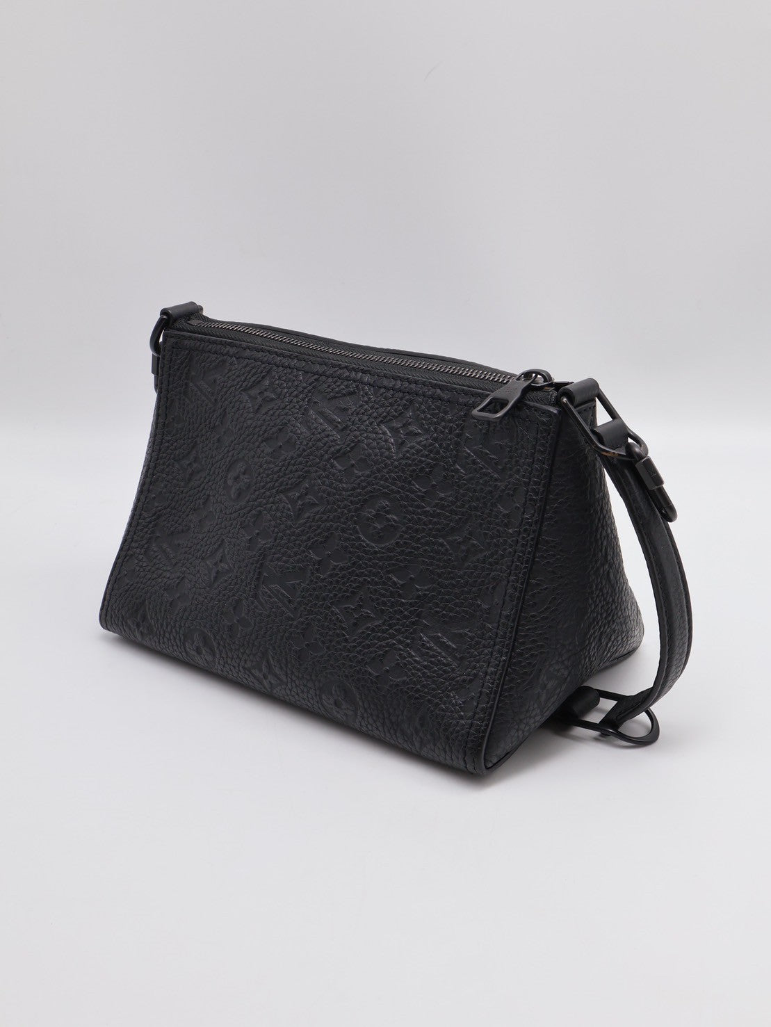 LOUIS VUITTON Triangle 壓紋牛皮郵差包 - 黑