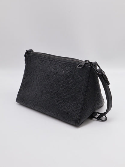 LOUIS VUITTON Triangle 壓紋牛皮郵差包 - 黑