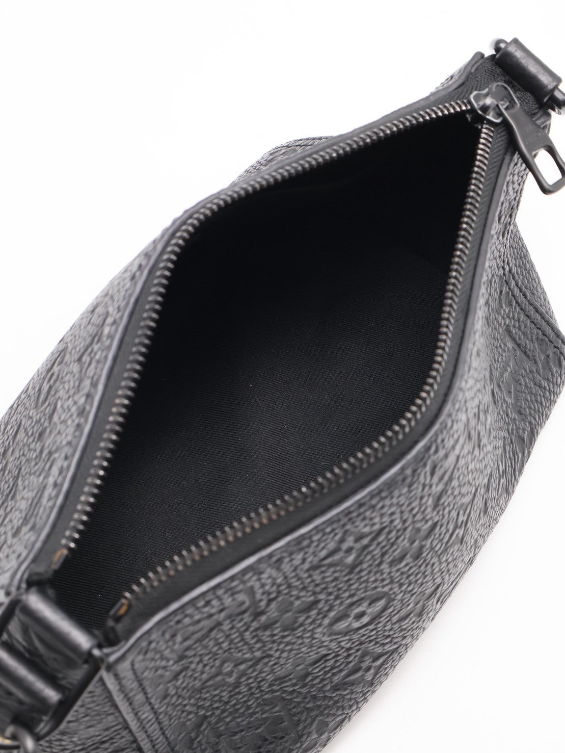 LOUIS VUITTON Triangle 壓紋牛皮郵差包 - 黑