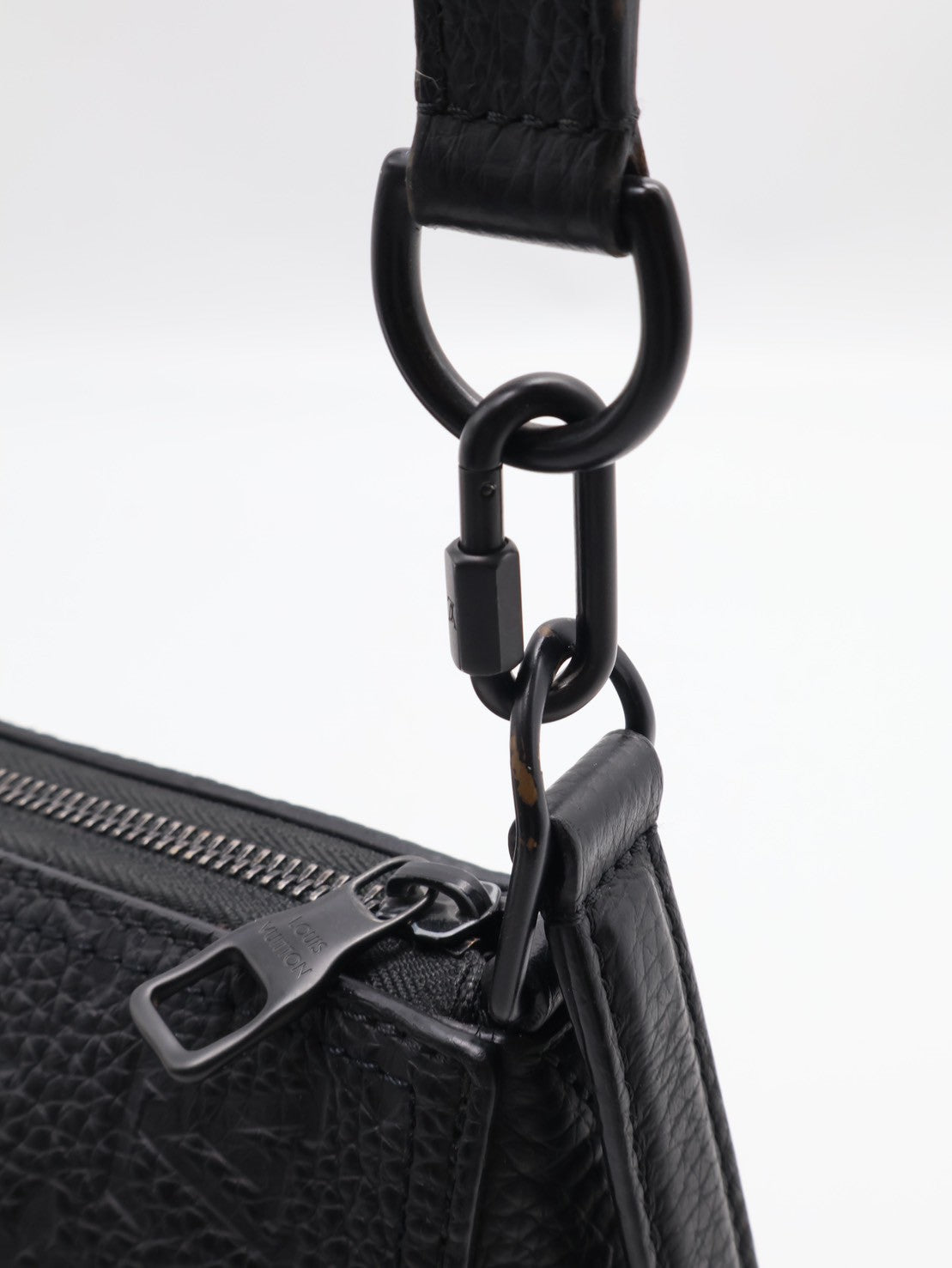 LOUIS VUITTON Triangle 壓紋牛皮郵差包 - 黑