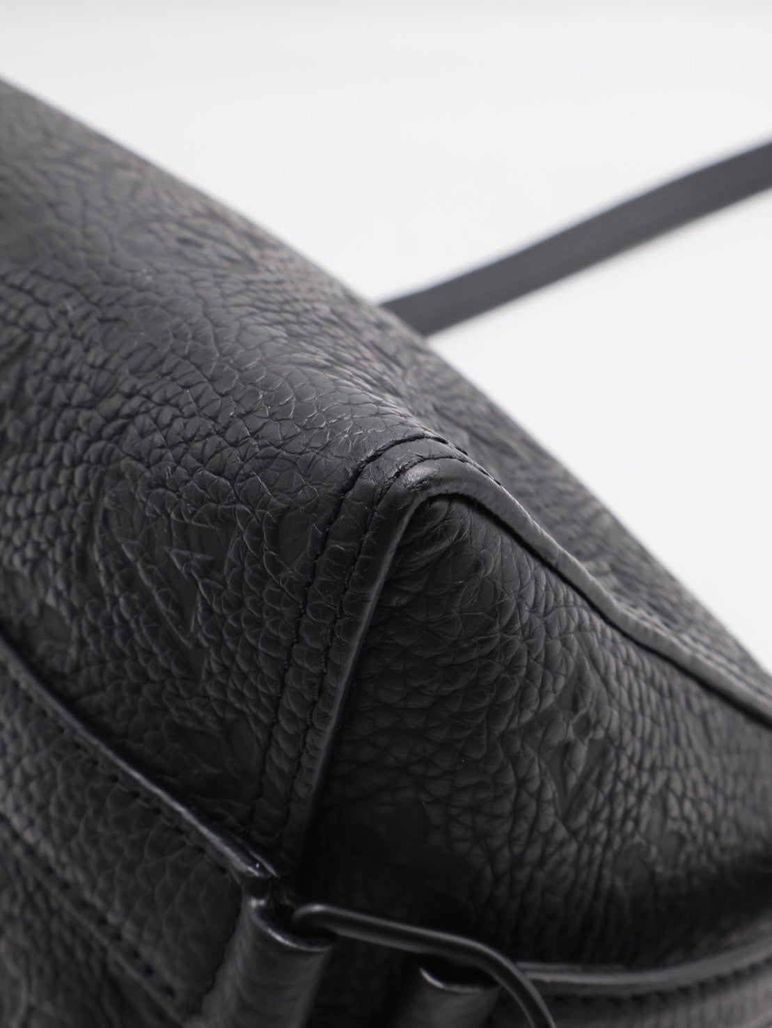 LOUIS VUITTON Triangle 壓紋牛皮郵差包 - 黑