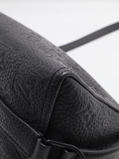 LOUIS VUITTON Triangle 壓紋牛皮郵差包 - 黑
