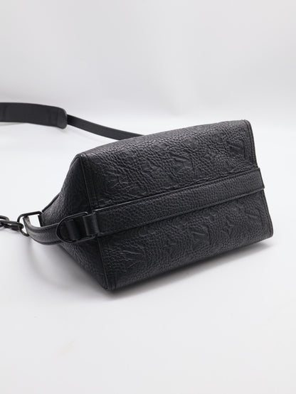 LOUIS VUITTON Triangle 壓紋牛皮郵差包 - 黑
