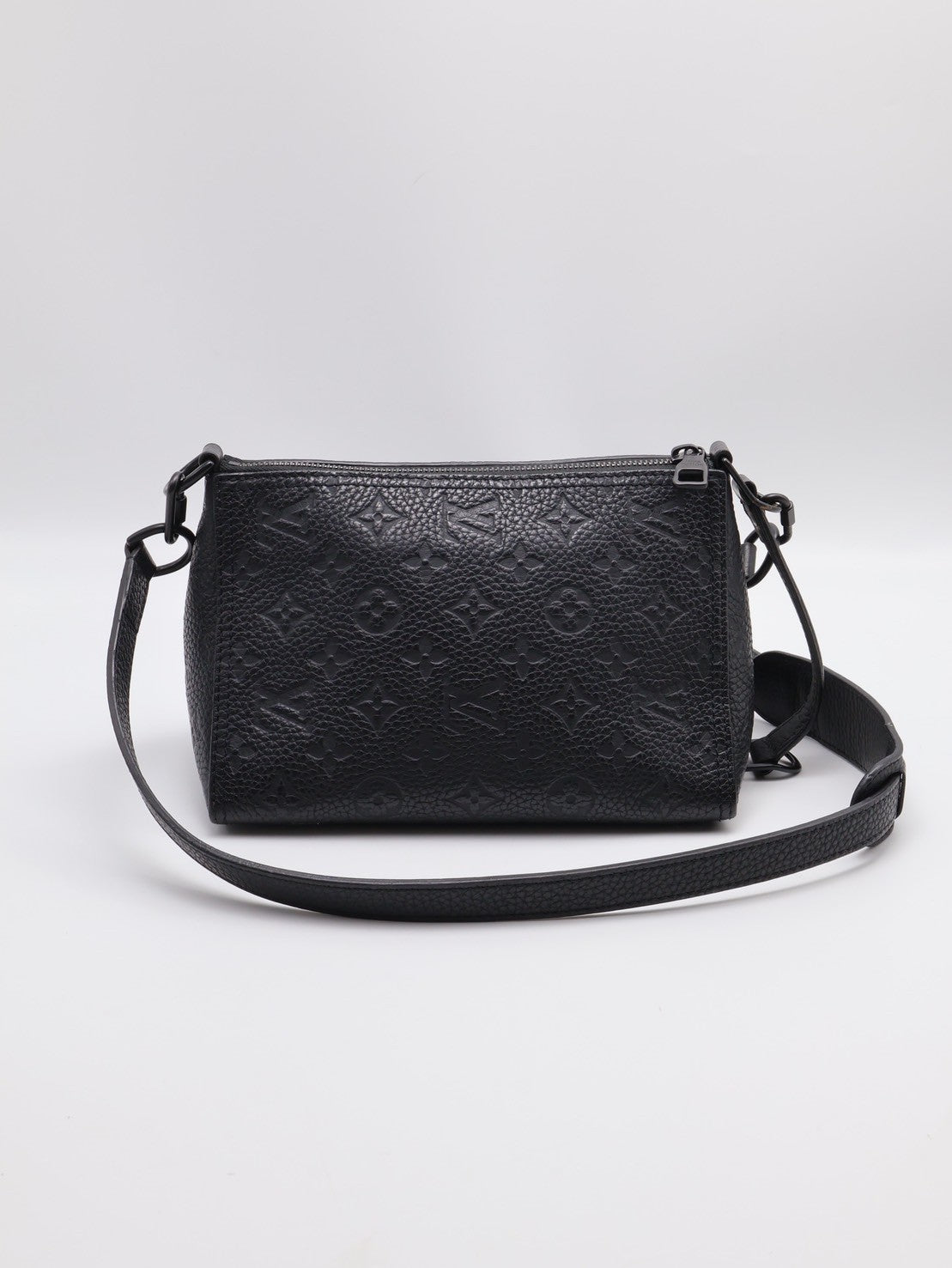 LOUIS VUITTON Triangle 壓紋牛皮郵差包 - 黑