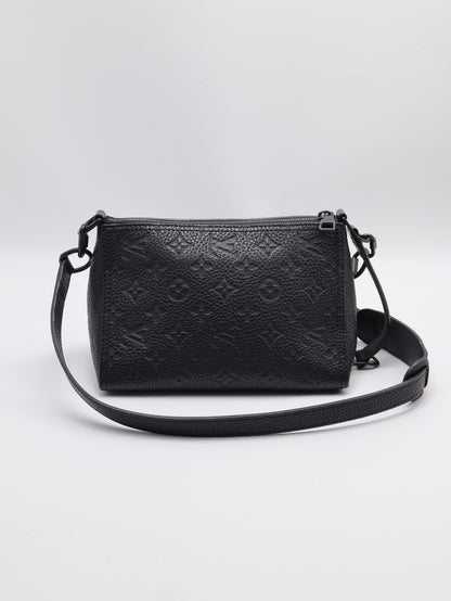 LOUIS VUITTON Triangle 壓紋牛皮郵差包 - 黑