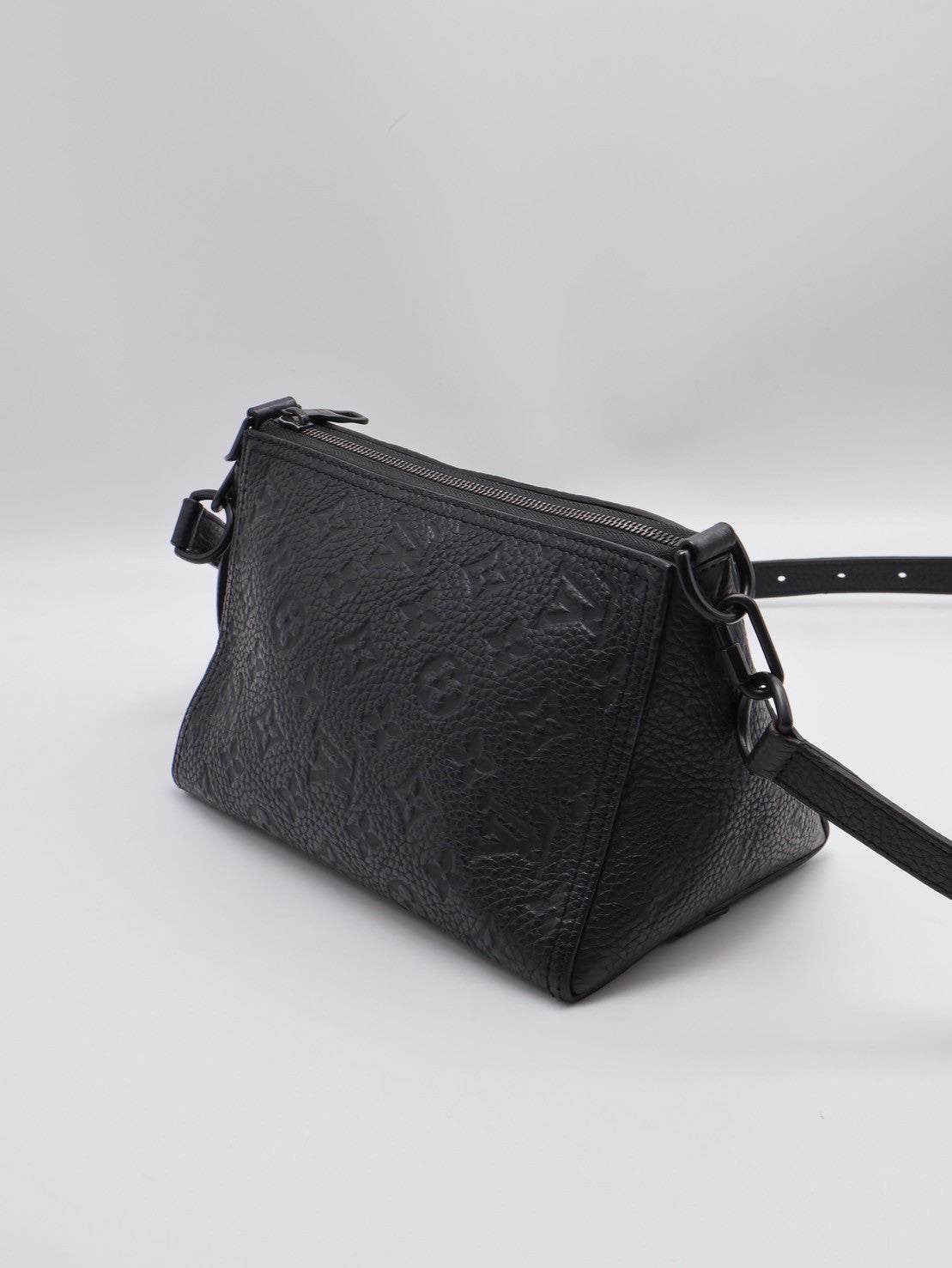 LOUIS VUITTON Triangle 壓紋牛皮郵差包 - 黑